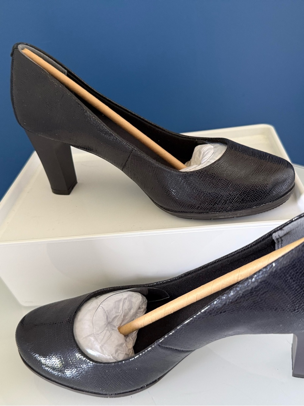 Rockport 6 wide- Black Textured Mid Heel Pumps